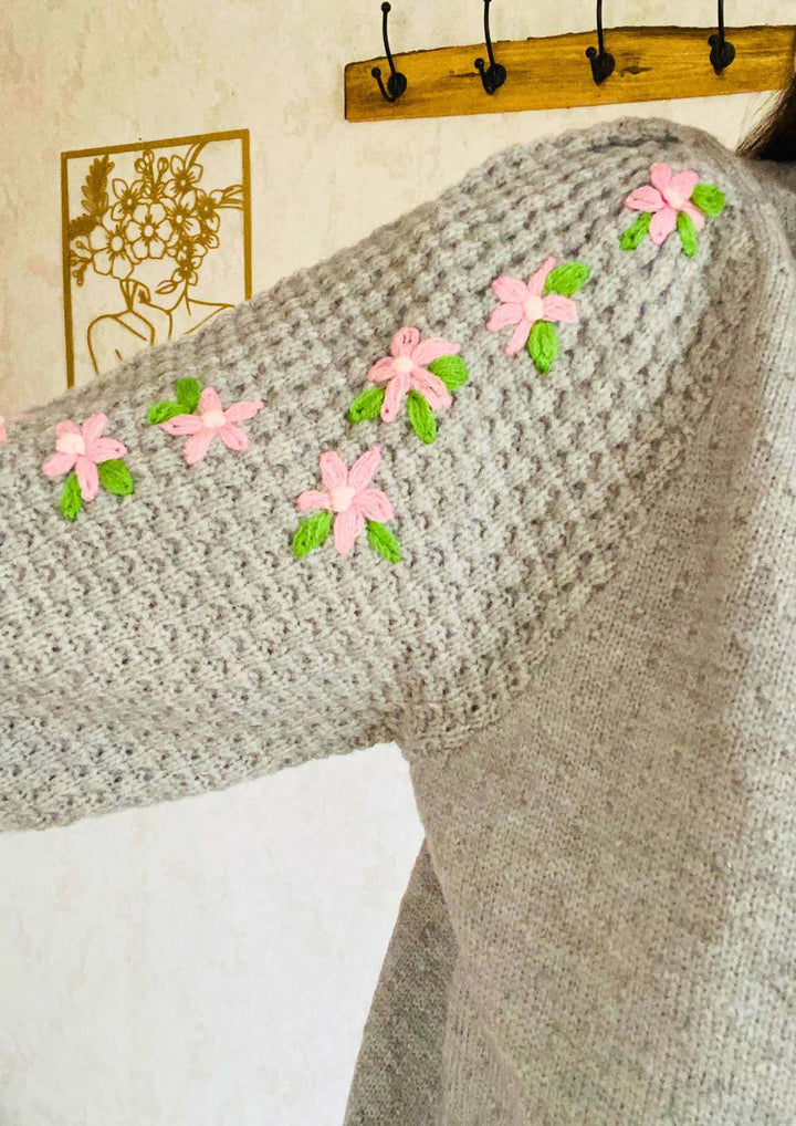 Strickpullover mit Puffärmeln bestickt mit Blumen