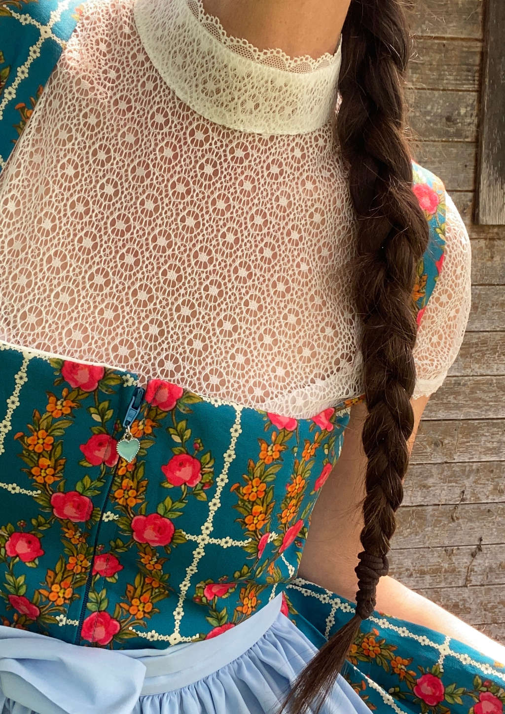 Dirndl mit Rosen bedruckt 