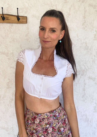 Dirndlbluse mit Schneewittchenkragen