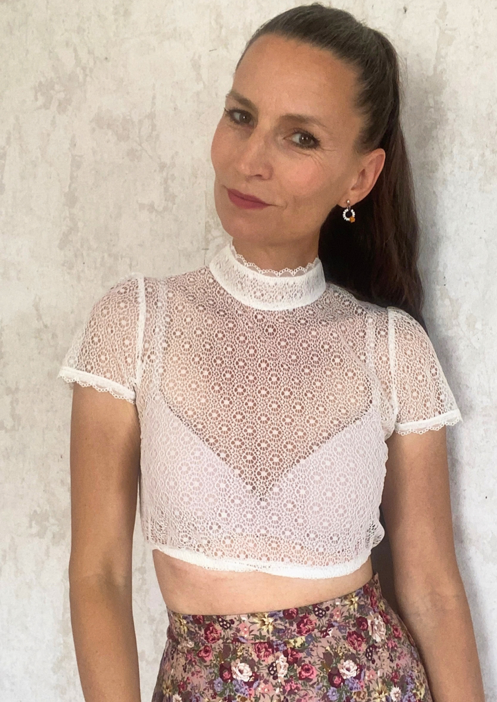 Dirndlbluse Blumi mit Stehkragen und feiner Spitze