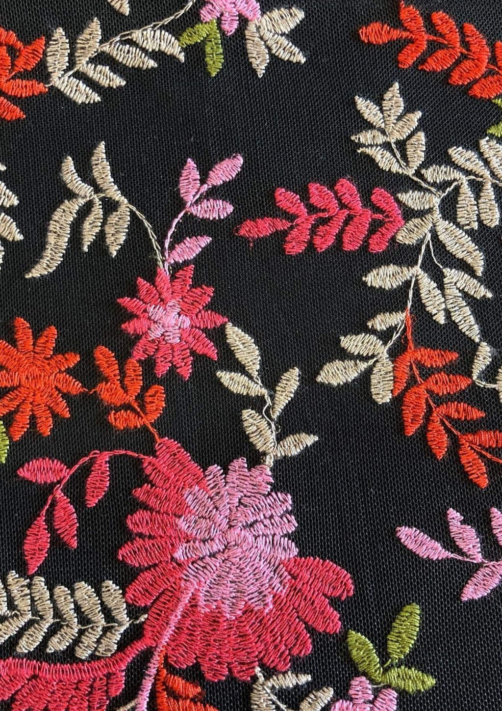 Dirndl bestickt mit Blumen 