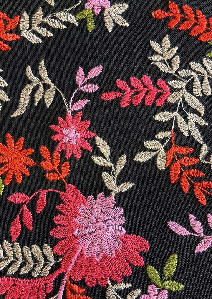 Dirndl bestickt mit Blumen 
