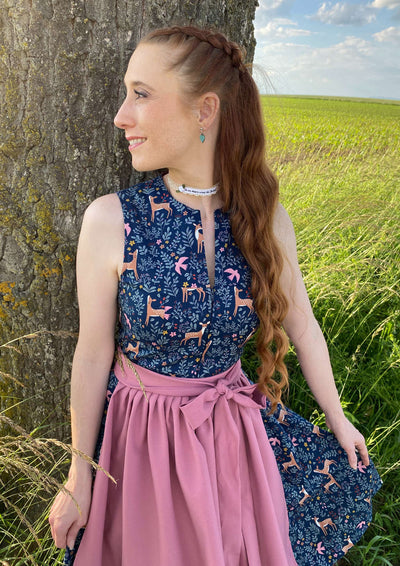 Rehkitz Dirndl in blau hochgeschlossen