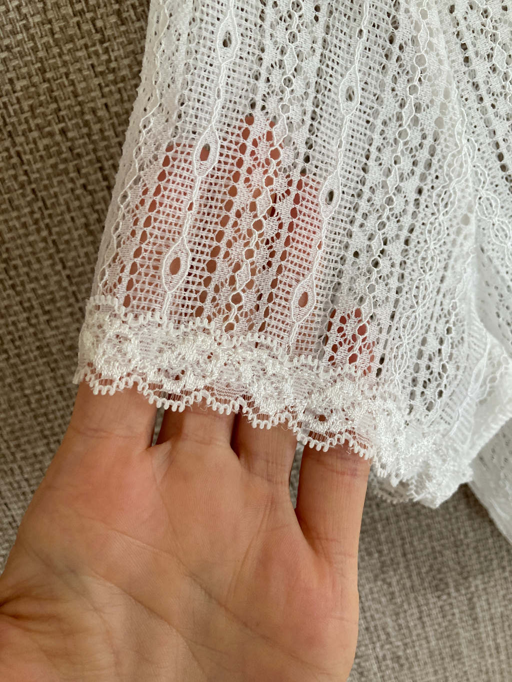 Dirndl Spitzenbluse kurzarm Detail weiße Bordüre herzblut Shop Niederbayern