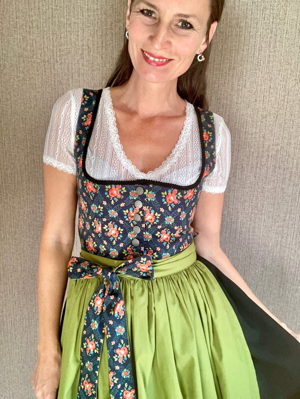Spitzenbluse Dirndlbluse V-Ausschnitt in weiß