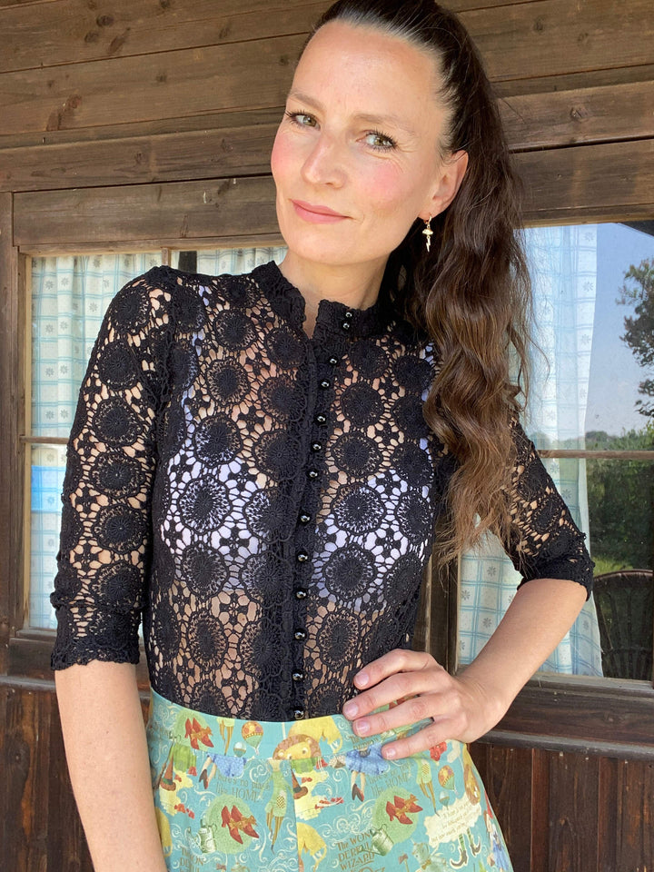 Schwarzer eleganter Dirndl-Body unters Dirndl anziehen
