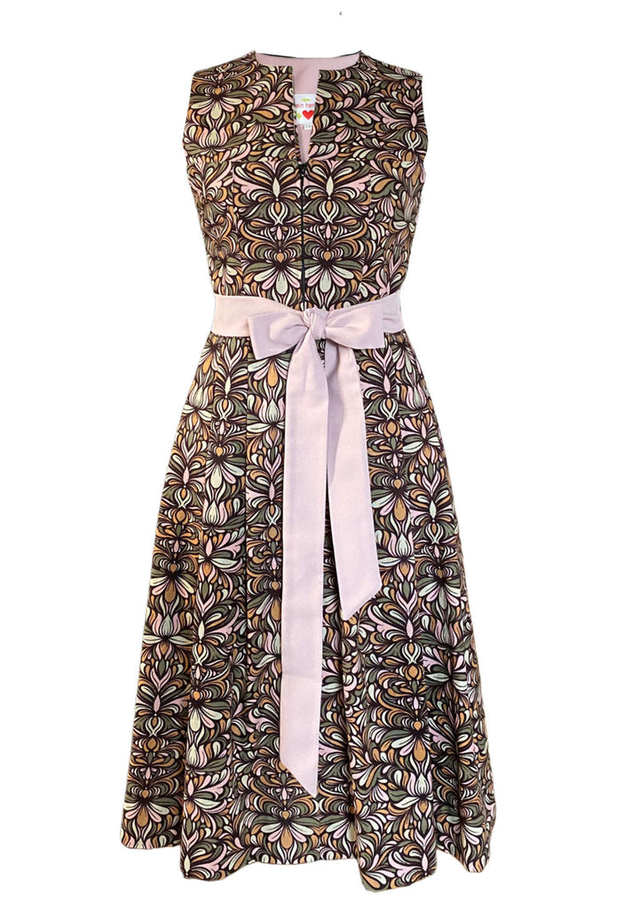 Dirndl mit Schleife in rosa Bindegürtel schöne große Schleife herzblut Shop Niederbayern 