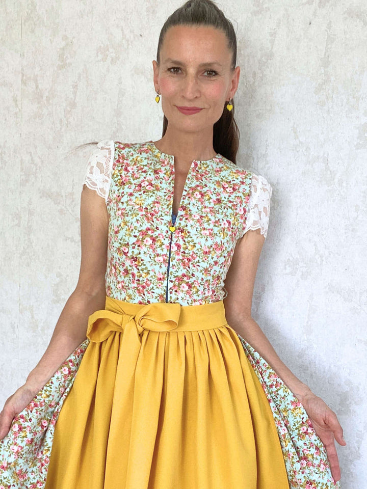 Dirndl mit gelber Schürze