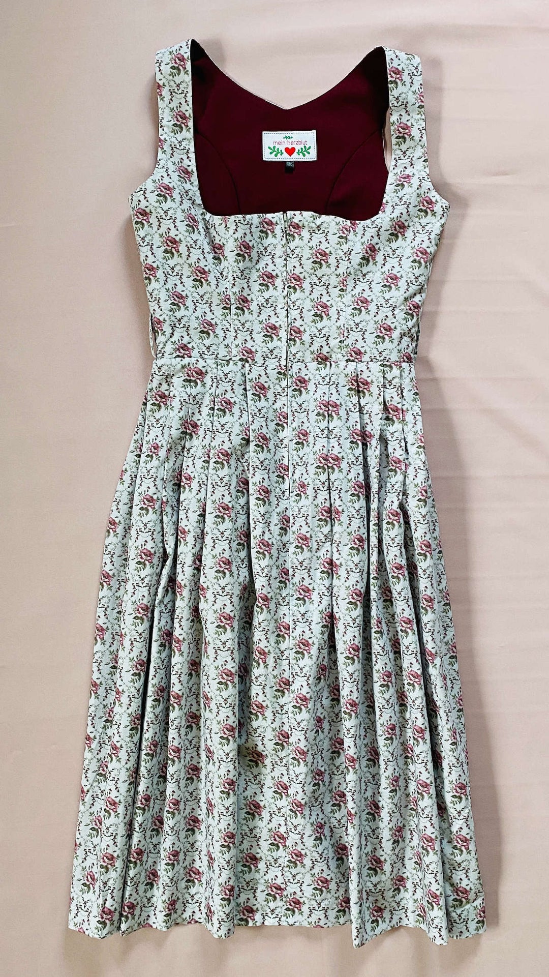 graues Dirndl mit lila Rosen 
