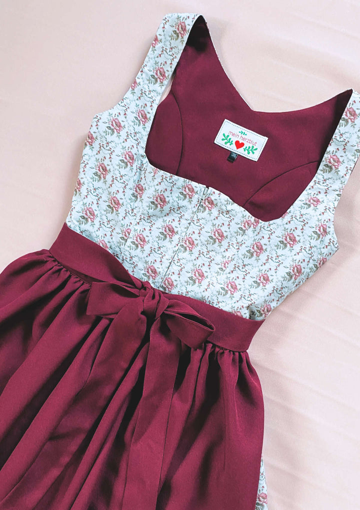 Graues Dirndl mit lila Schürze 