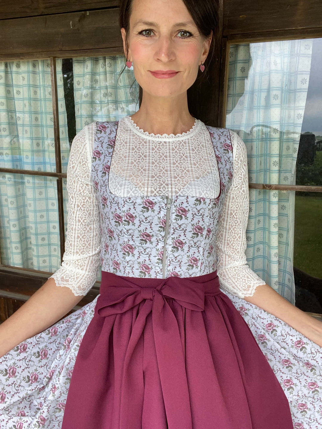 Dirndl grau mit violetter Schürze, Dirndl Olivia. 