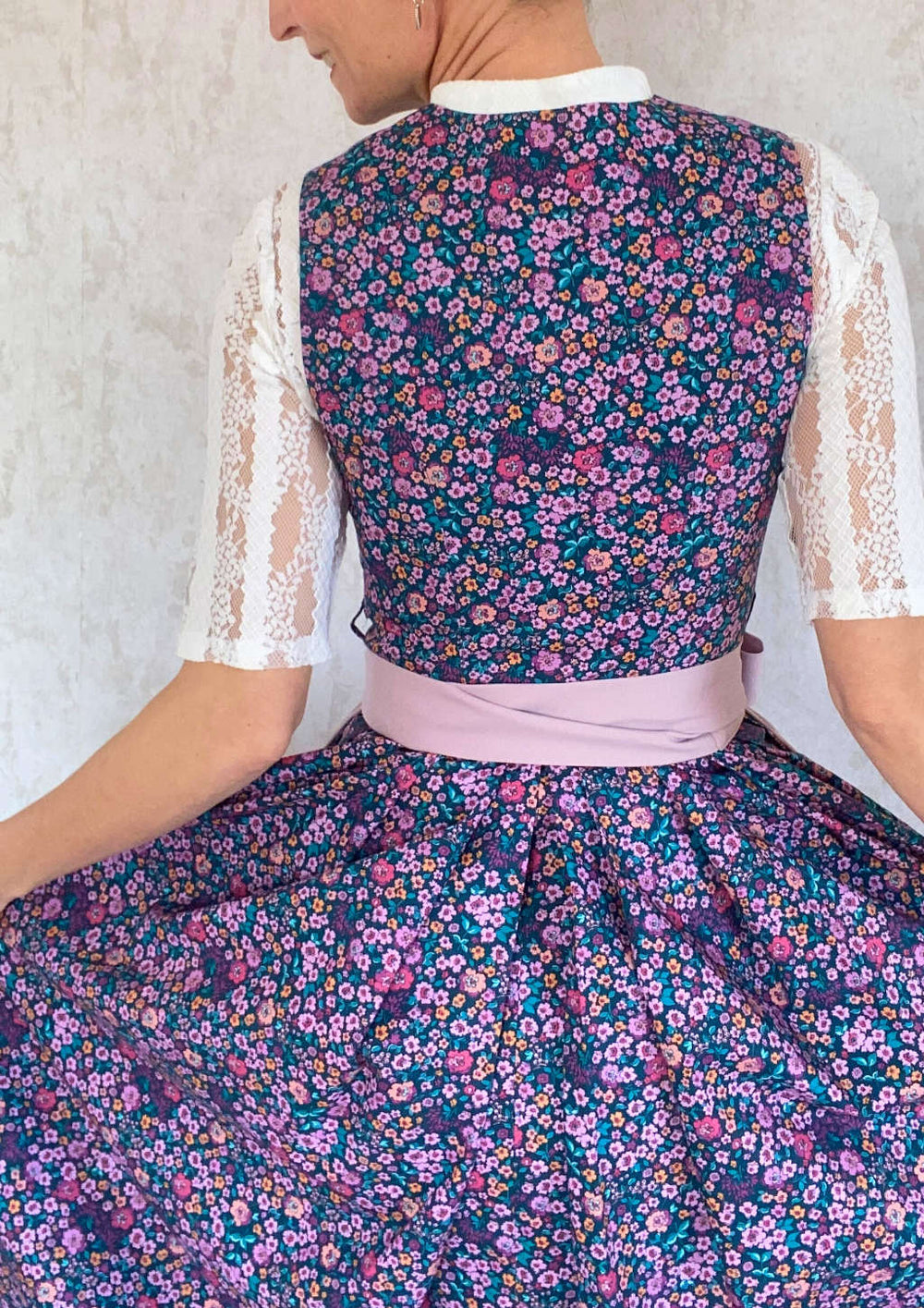 Baumwolldirndl Rückseite Farbe Lila
