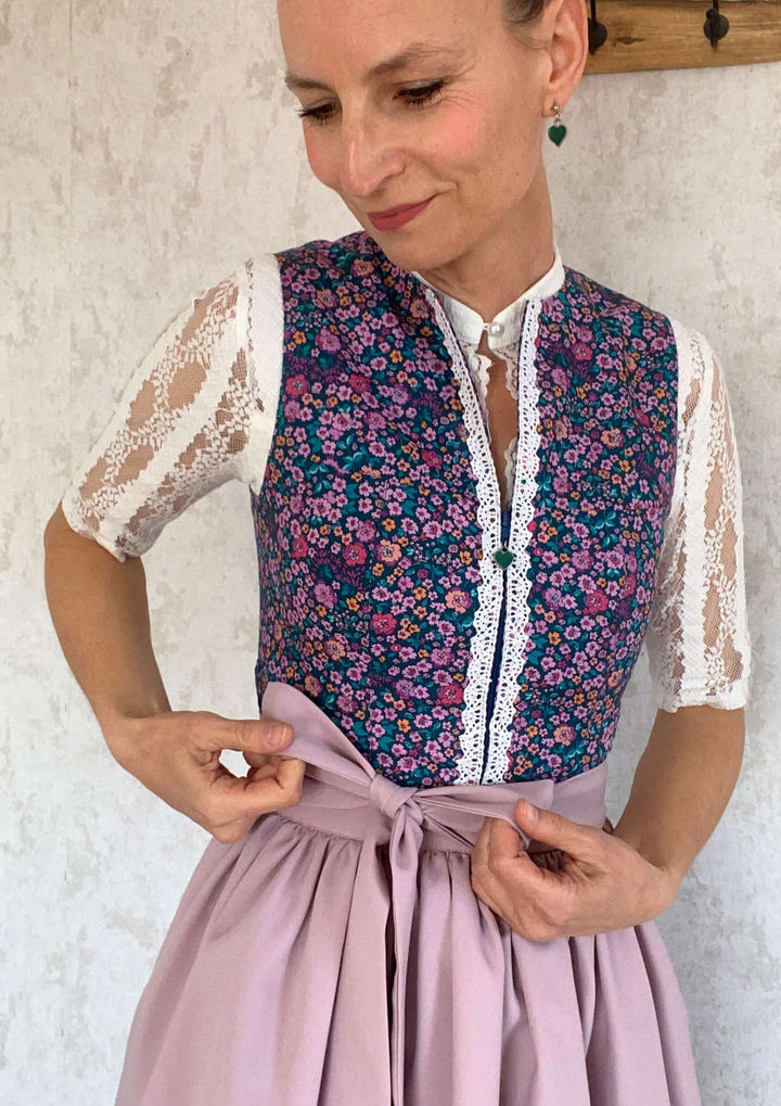 Dirndl mit violetter rosa Schürze