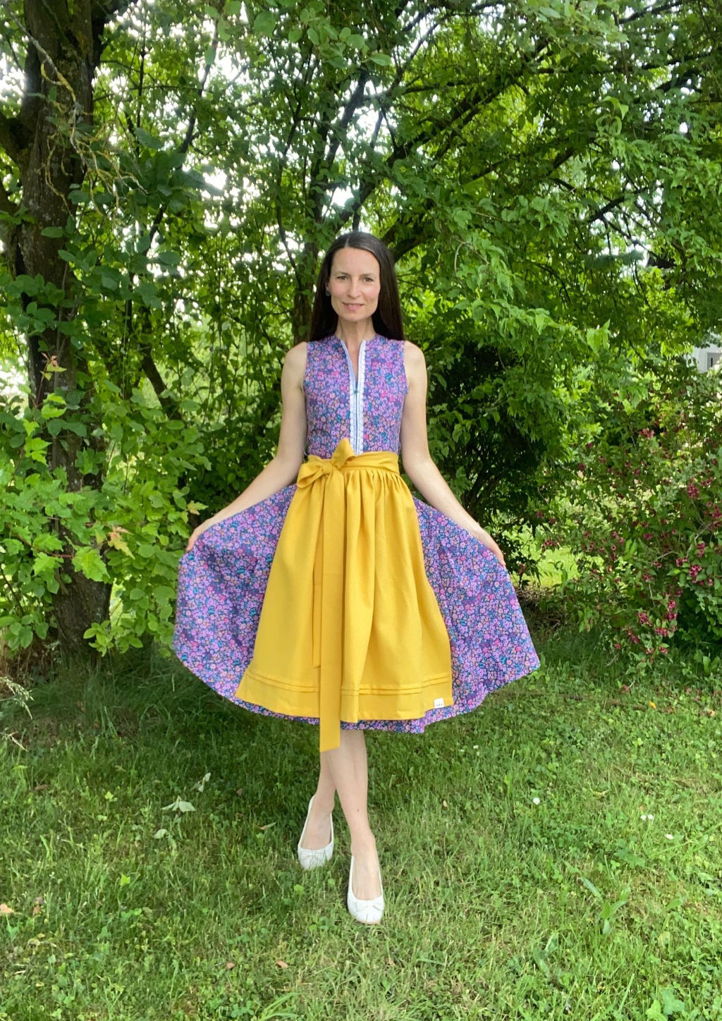Dirndl Blumendruck mit rosa und lila 