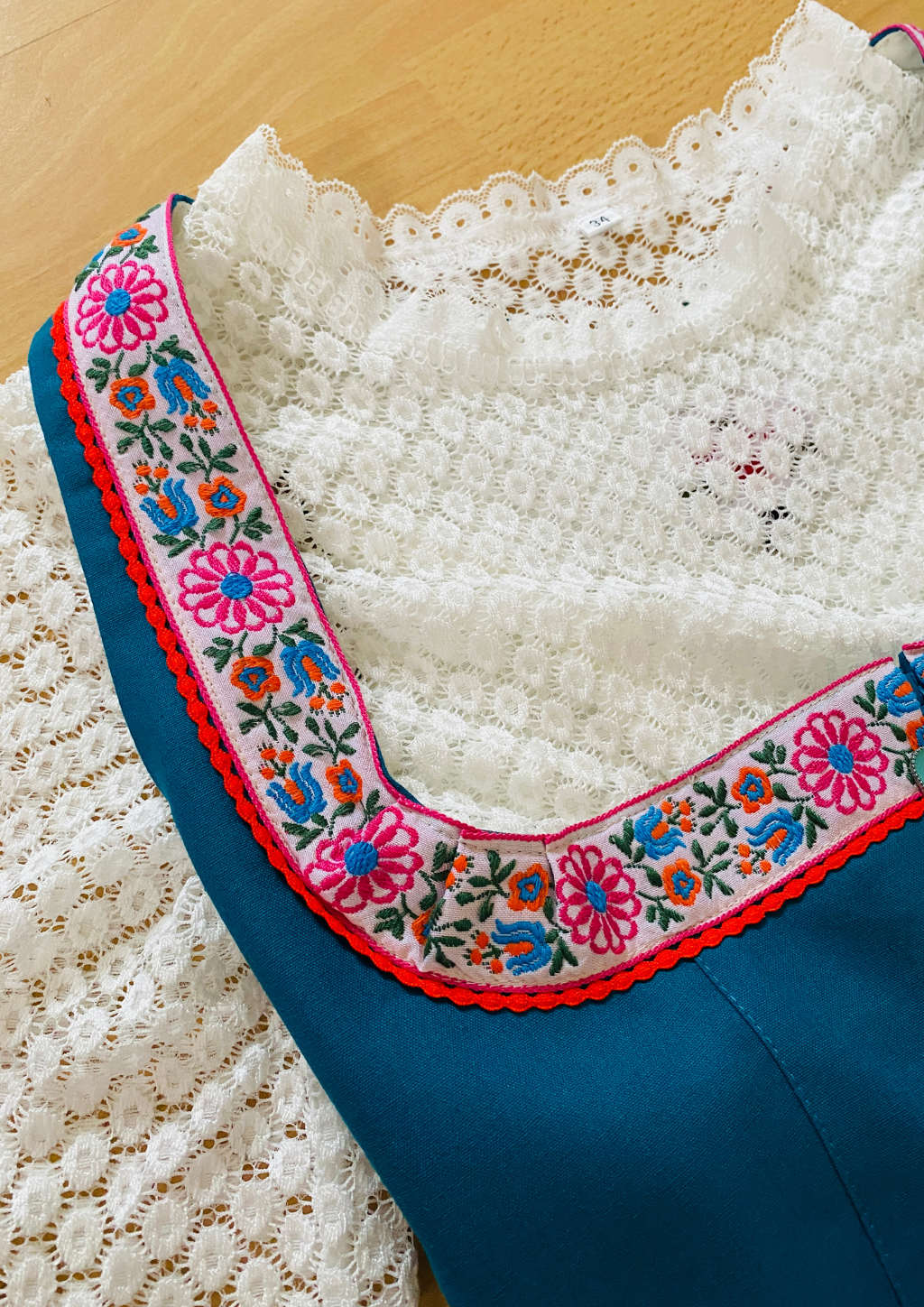 Dirndl Detail Borte rot Pink