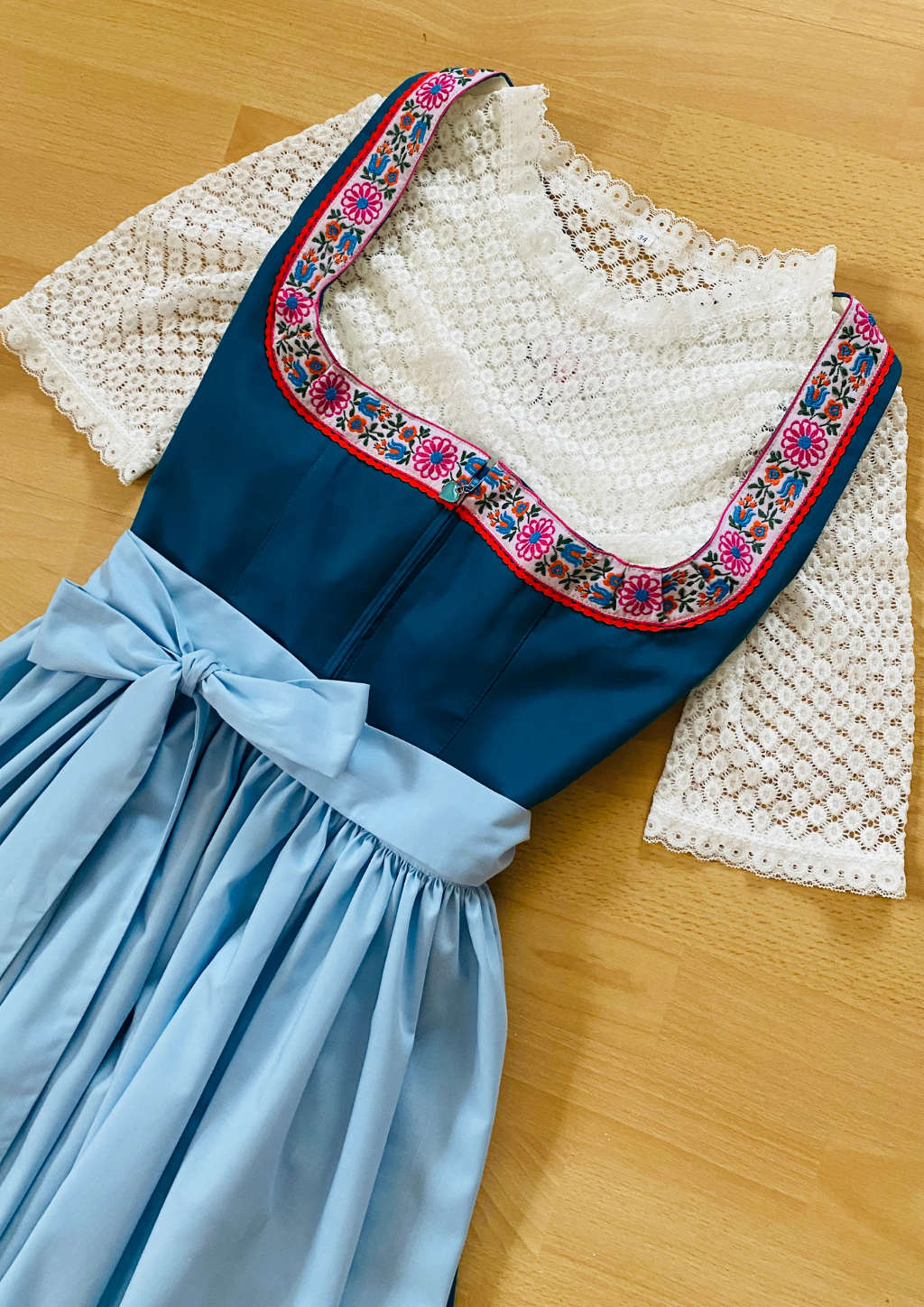 Herzblut Dirndl mit Borte Retro Stil