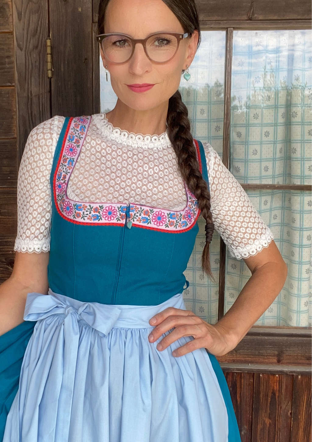 Dirndl mit Blumen Borte wie früher