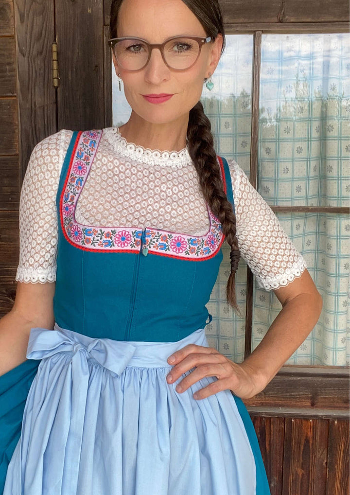 Dirndl mit Blumen Borte wie früher