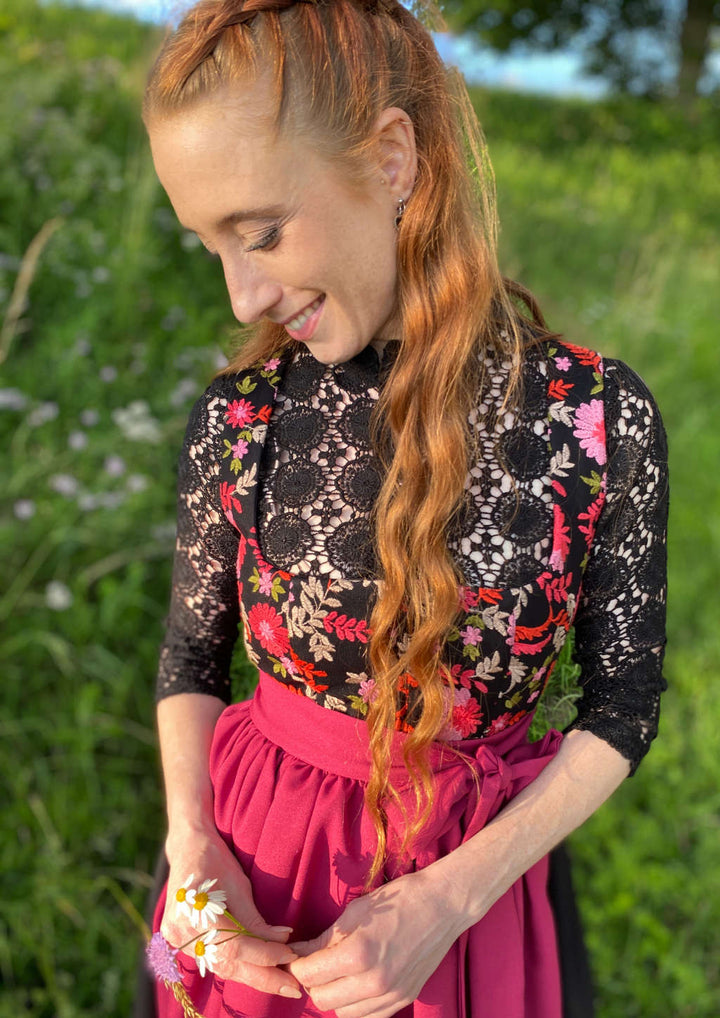 Dirndl bestickt mit Blumen