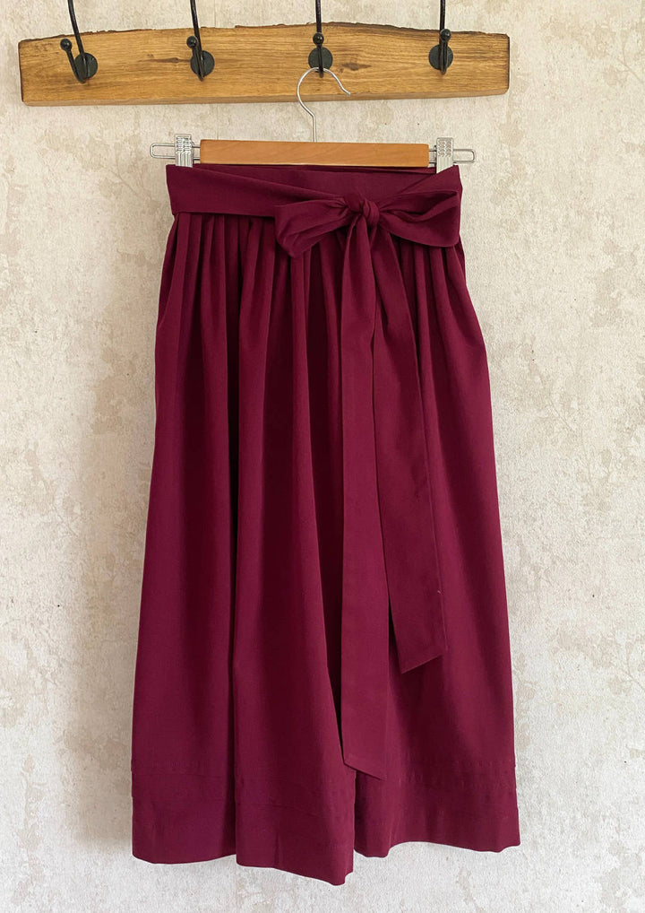 Festliche Dirndl schürze in dunkelrot 