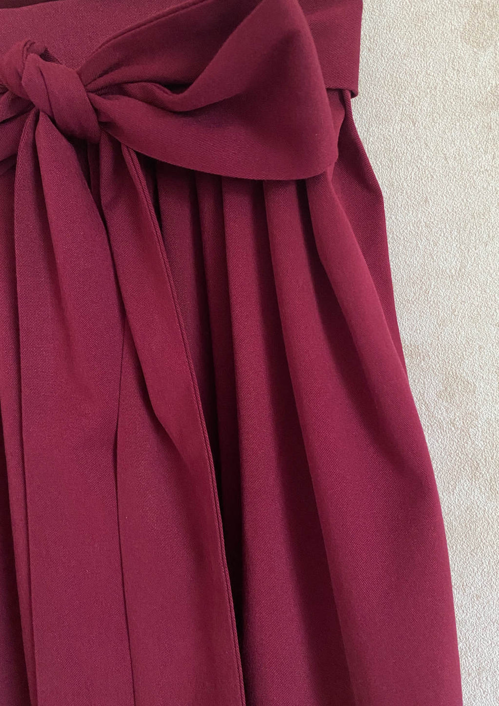 dunkelrote Dirndl Schürze handgenäht