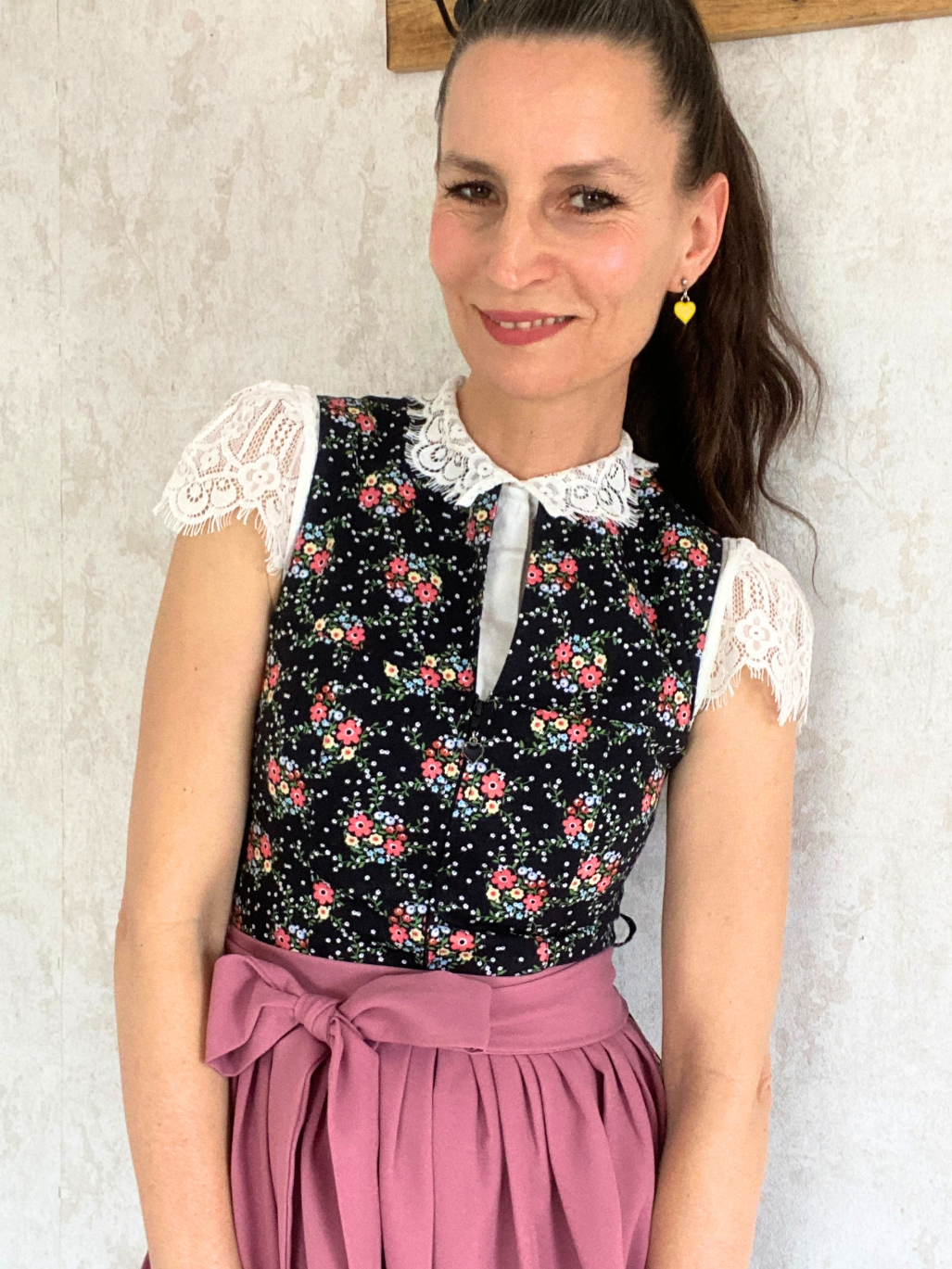 Dirndl schwarz hochgeschlossen