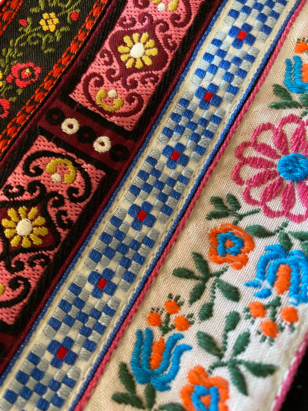 Bunte retro Borten aufgenäht