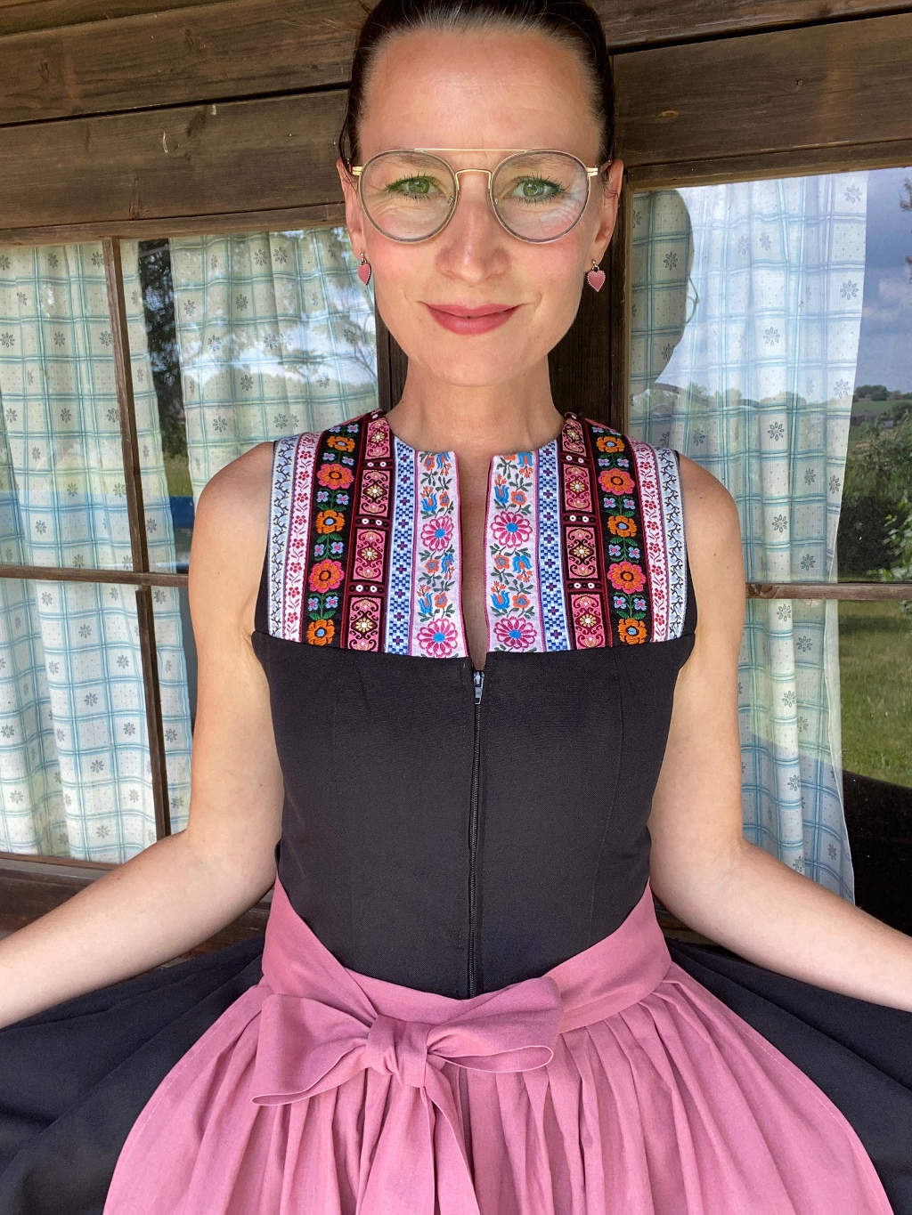 Dirndl schwarz midi mit bunden Bändern ausgefallenes Dirndl 