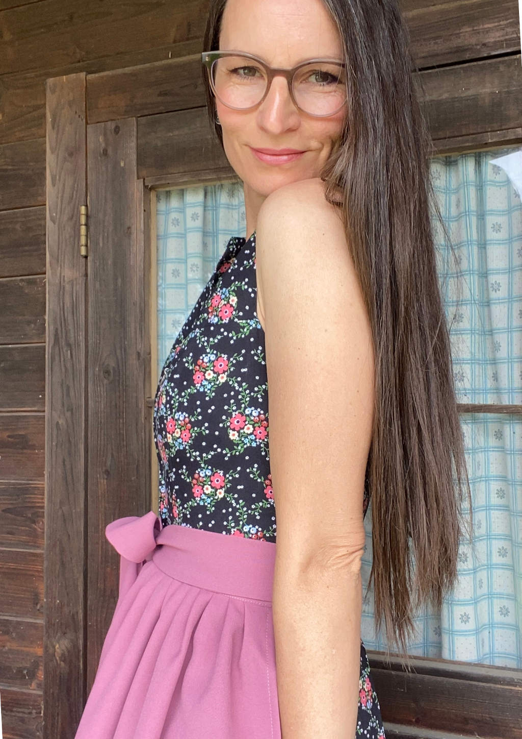 hochgeschlossenes Dirndl bedruckten Blumen