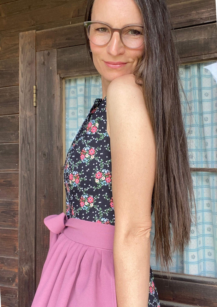 hochgeschlossenes Dirndl bedruckten Blumen
