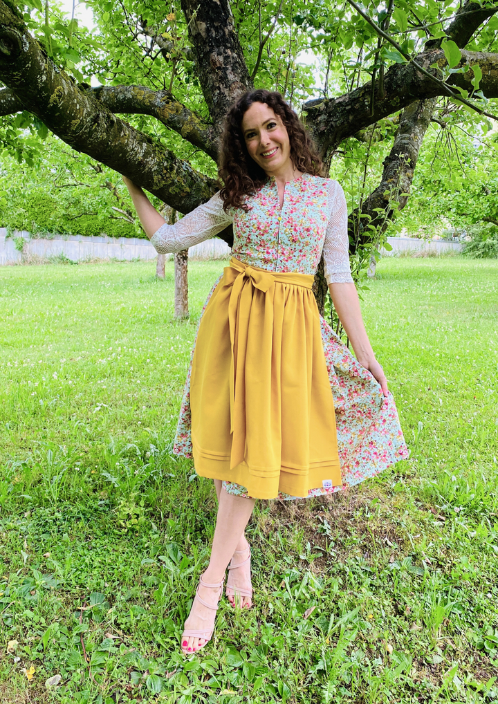 Sommerdirndl mit gelber Schürze 