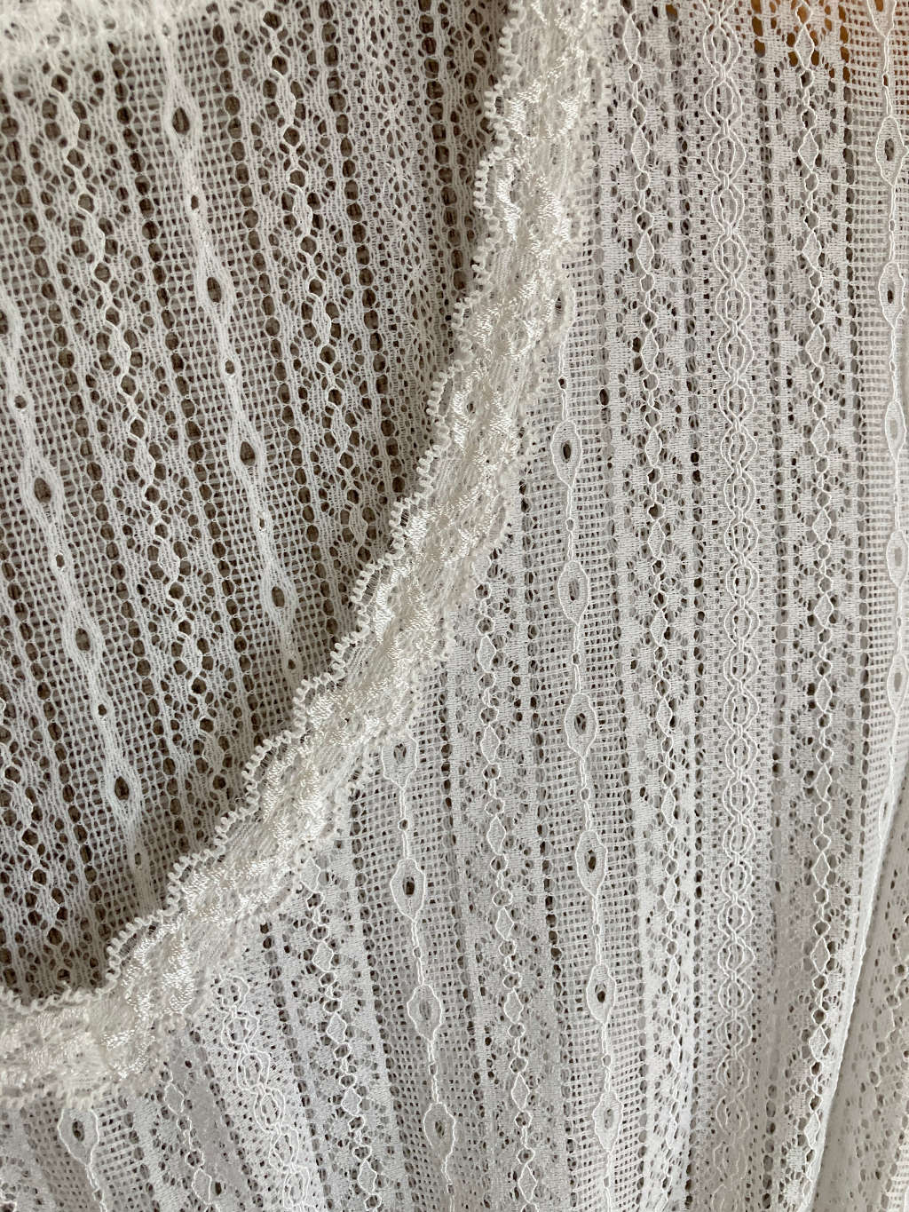 Detail von V-Ausschnitt Dirndlbluse 