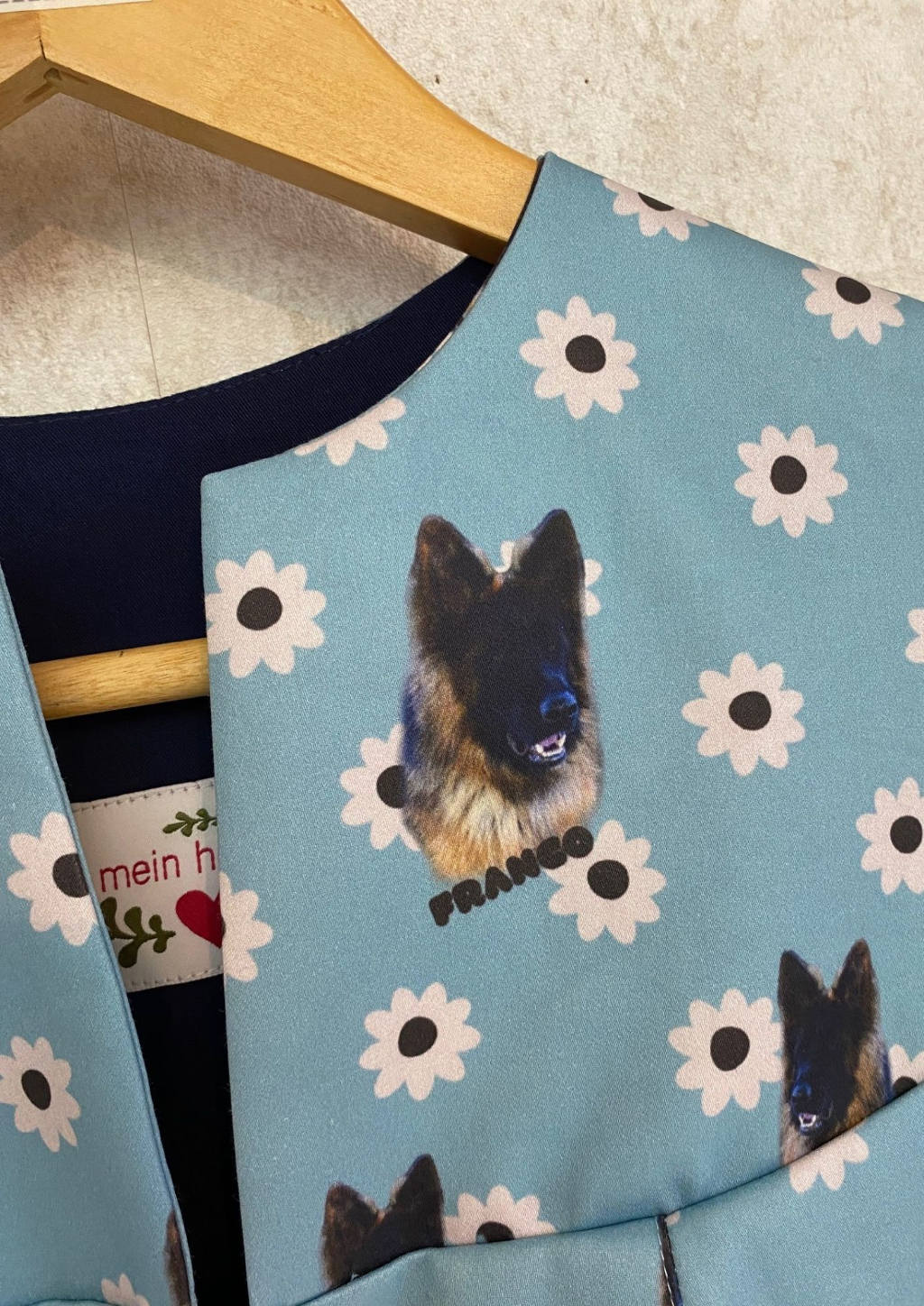 Dirndl Schäferhund Motiv in hellblau 