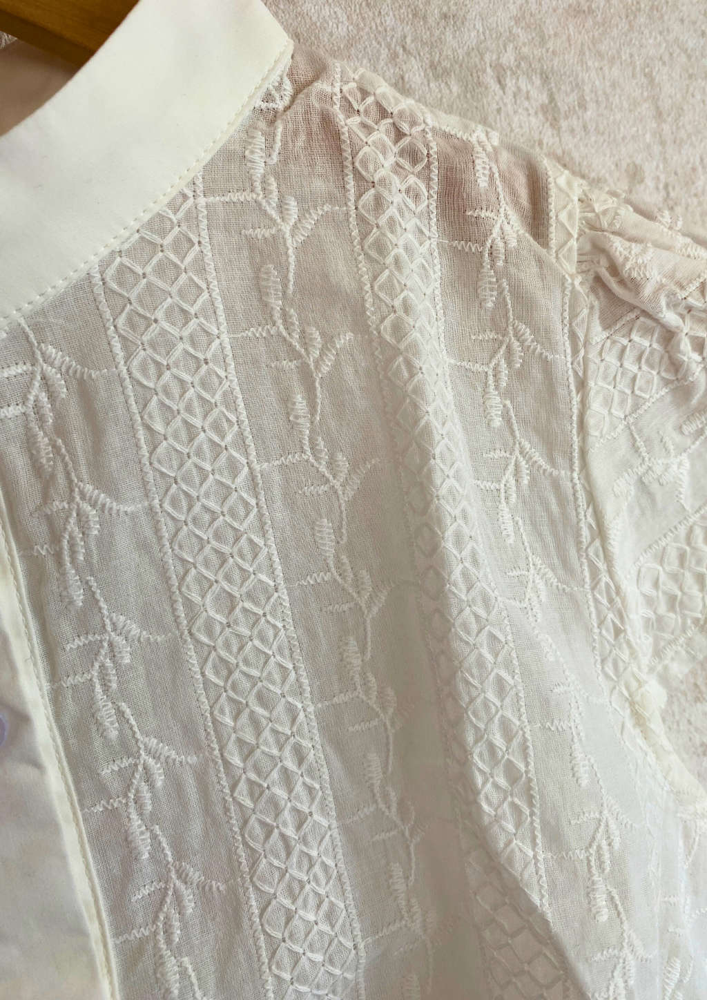 Dirndlbluse in weiß mit Stickerei