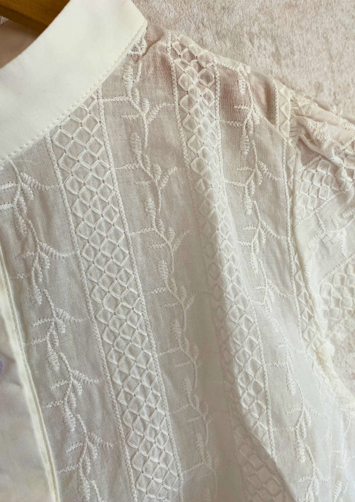 Dirndlbluse in weiß mit Stickerei