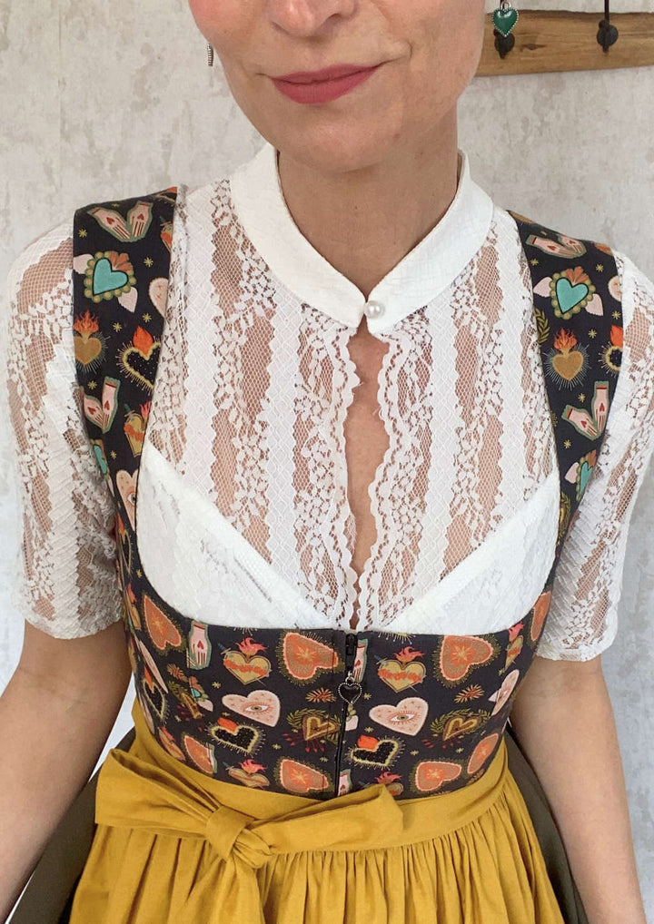 Elegante Dirndlbluse für festlichen Trachtenlook