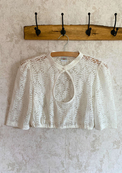 Dirndlbluse mit Topfenausschnitt 