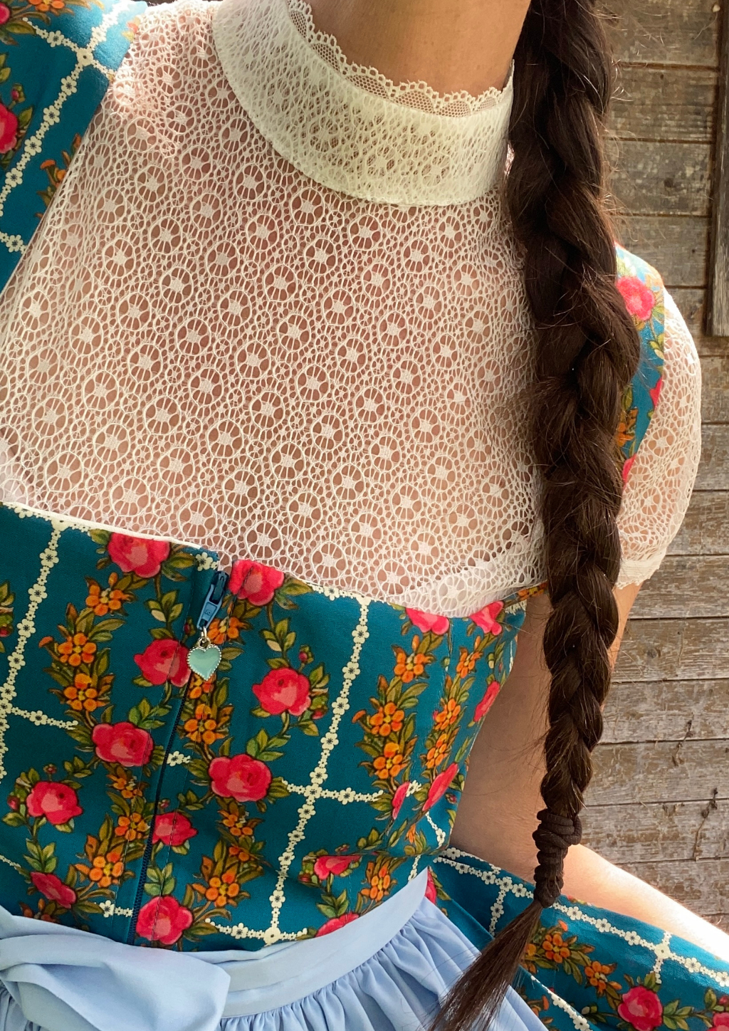 Dirndlbluse Blumi unter einem Dirndl getragen