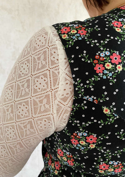 Nahaufnahme vom geometirschen Muster Dirndlbluse