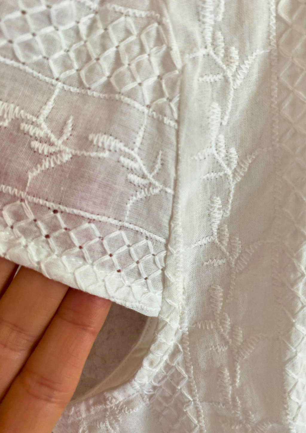 Dirndlbluse mit Stickerei