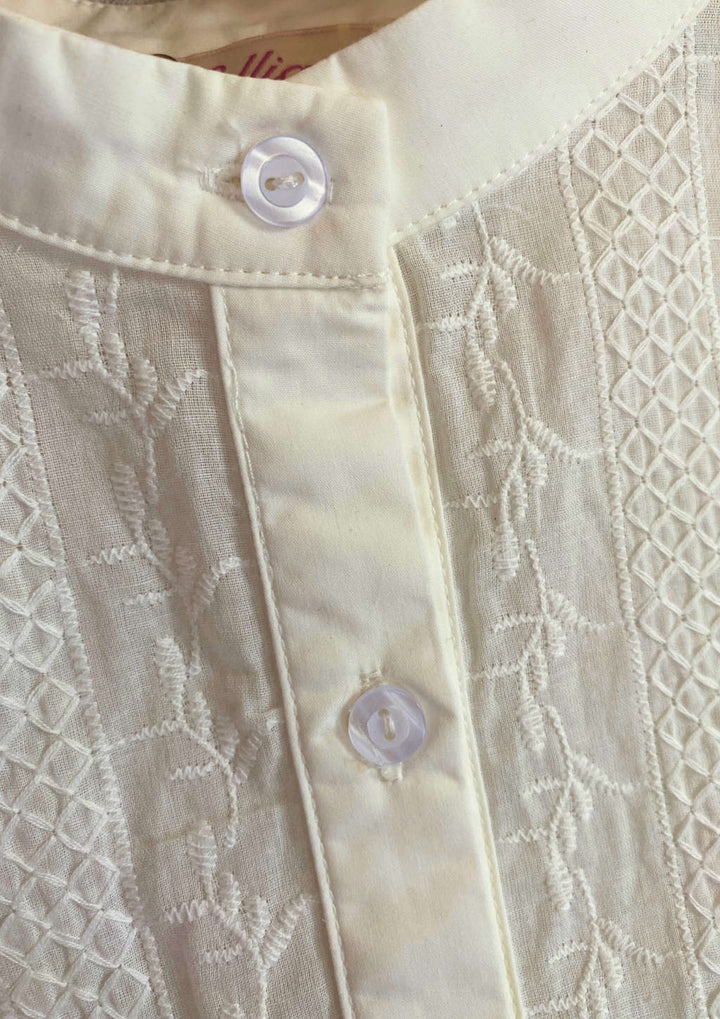 Dirndlbluse mit Knöpfen
