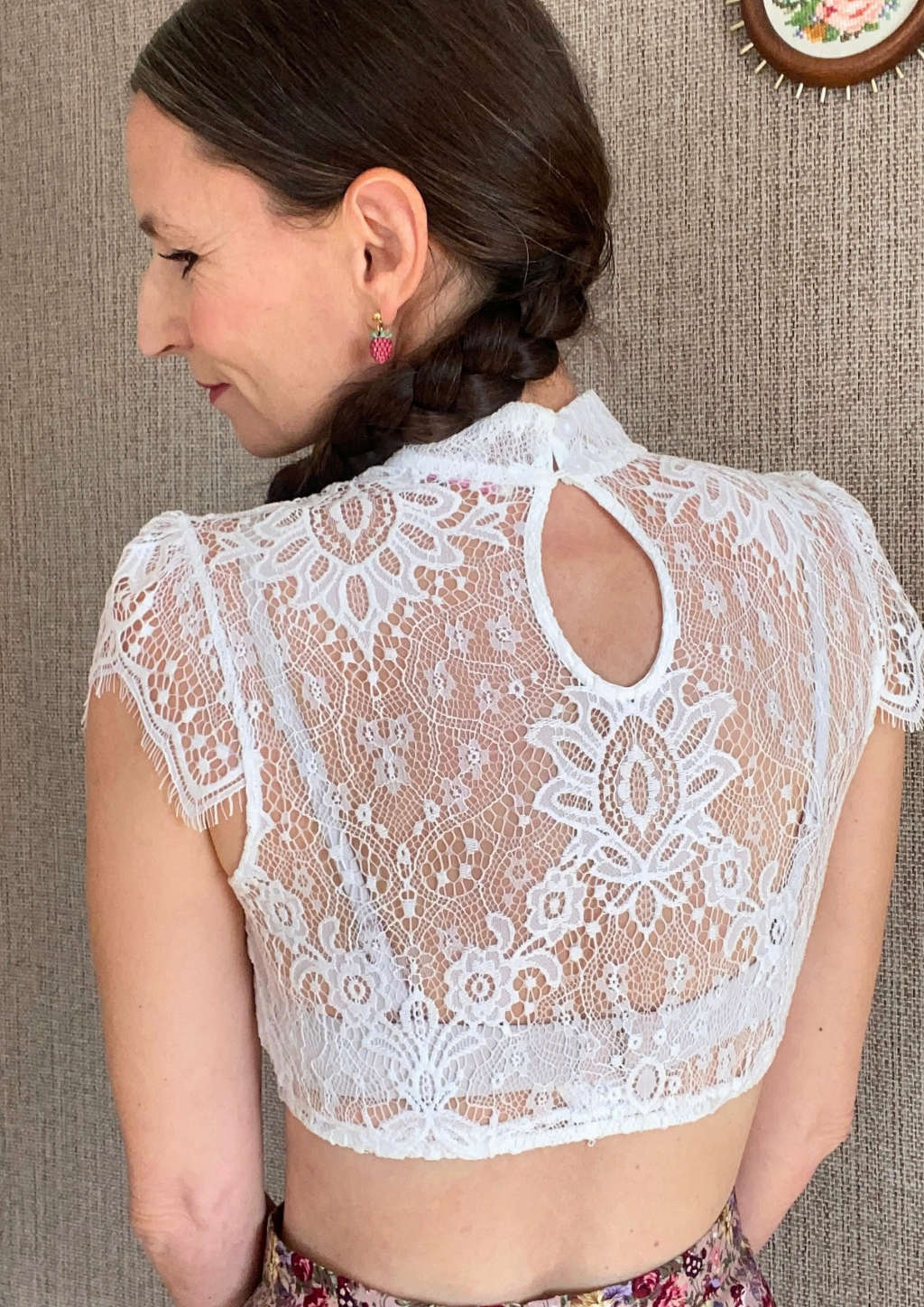 Feine Dirndlbluse aus 100 Prozent Nylon mit dekorativer Spitze