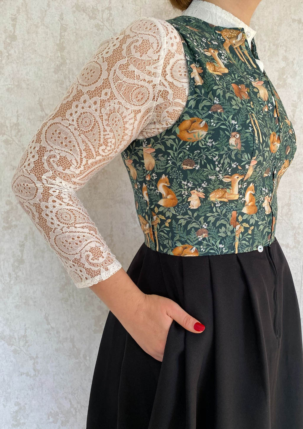 Paisleymuster Dirndlbluse hochgeschlossen mit Kragen