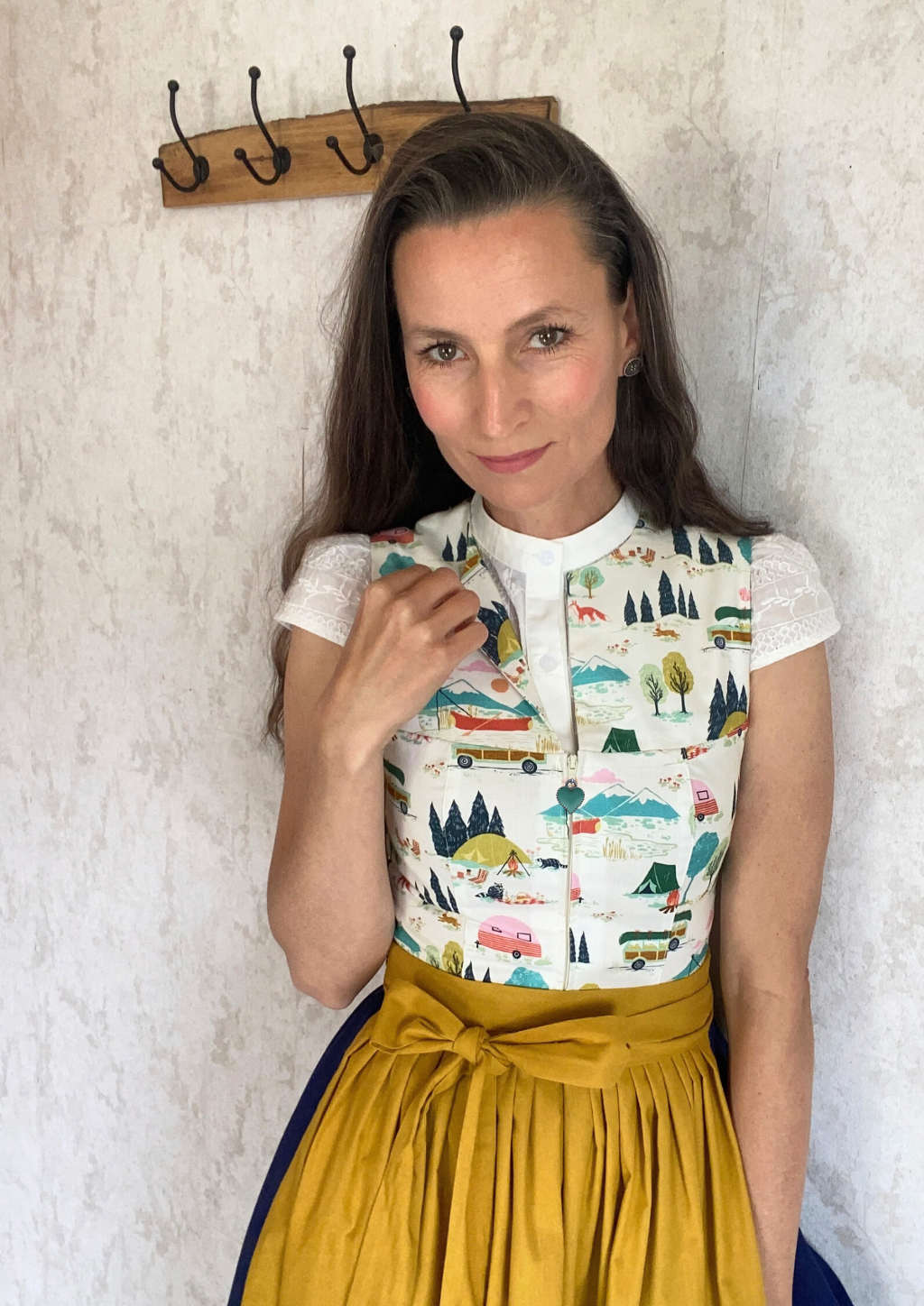 Dirndlbluse weiß mit hochgeschlossenen Dirndl