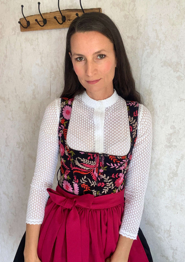 Hochgeschlossene Dirndlbluse in weiss mit Stehkragen und balconette Dirndl