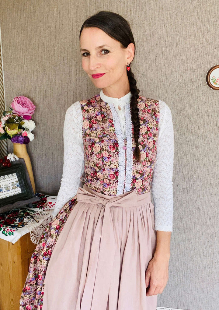 Dirndlbluse Jasmin unter hochgeschlossenen Dirndl