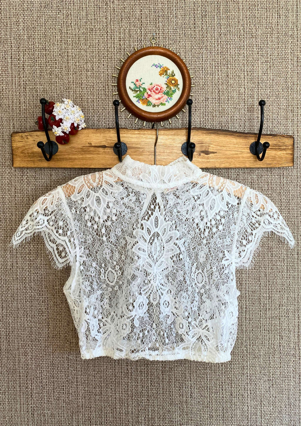 Weiße Dirndlbluse mit filigranem Ornament und verspielten Federärmeln