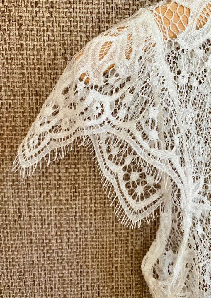 Hochgeschlossene Bluse zum Dirndl mit Ornament-Detail vorne und hinten