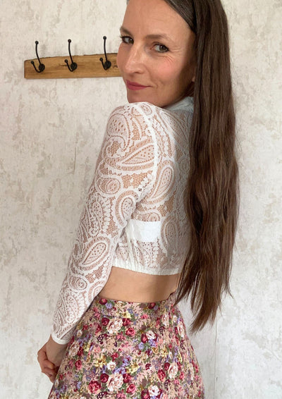 Seitenansicht Spitzenbluse Paisleymuster