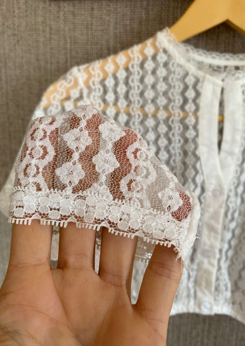 Dehnbare Dirndlbluse Rauti mit kleinem ovalem Ausschnitt und dekorativer Knopfleiste